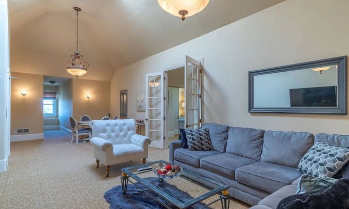 Salinas House | Mansion Pent house Near Monterey Carmel