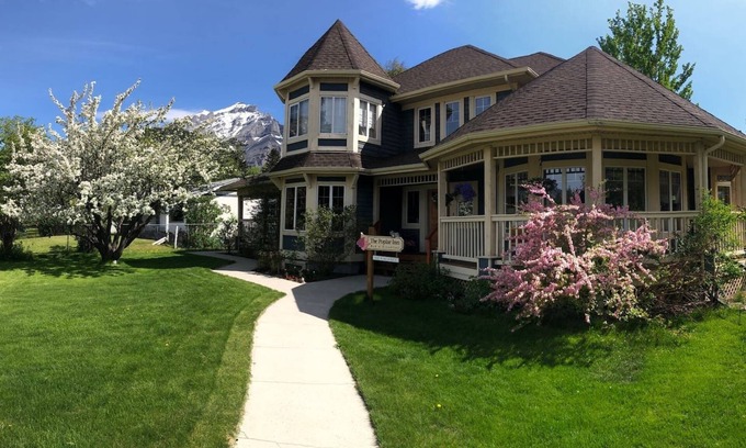 Banff Bed & Breakfast | Maple Room in Banff National Park