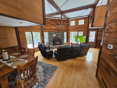 Hancock House | MapleCastle = HotTub, RiverSide, IndoorHummock, FirePlace, BackYard