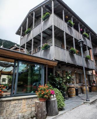 Sutrio Apartment | Marangon Apartments