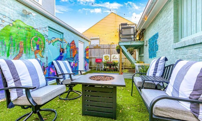 Mid-City House | Mardi Gras Patio + Parking! 8mins to Canal St. + Premier Dog Park Nearby