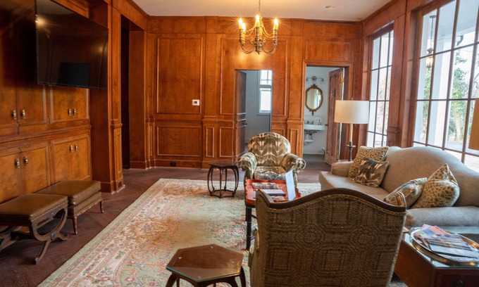 LaGrange Apartment | Margot Suite - Truitt Vanderbilt Club - King room with bath and bistro