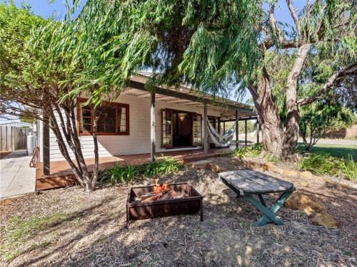 Dawesville House | Margs In Mandurah- Classic Family Holiday Abode!