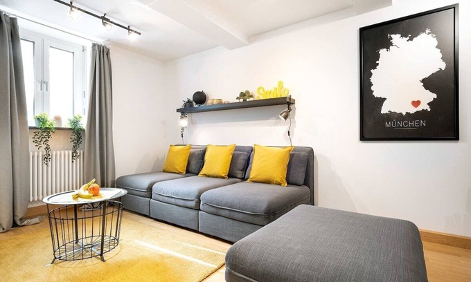 Deutsches Museum Apartment | MARIENPLATZ Apartment 2 bedrooms living room kitchen