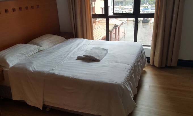 Downtown Kota Kinabalu Apartment | Marina Court 3bedroom Apartment Sleep 6pax Pool View with kitchen and balcony