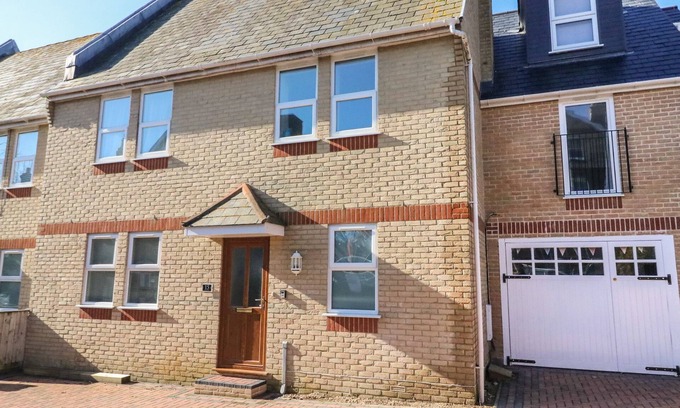 Weymouth Cottage | MARINER'S REST, pet friendly, with a garden in Weymouth