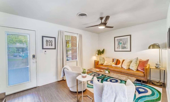 Greater South River City House | Mariposa B | Bright Stay + Sleeps 5 & Patio