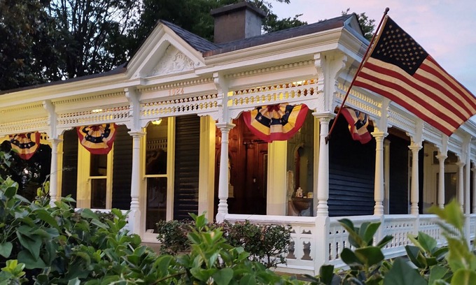 Chestnut Hill House | Market Street House - Gorgeous Victorian