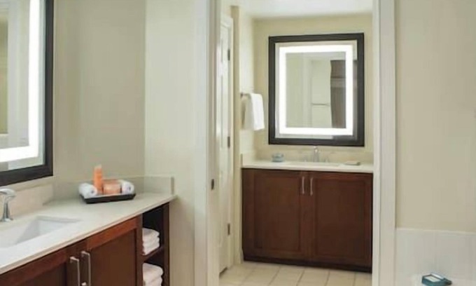 Bermuda Riviera Hotel | Marriott's Beach Place Tower, Beach, Pool, Hot Tub