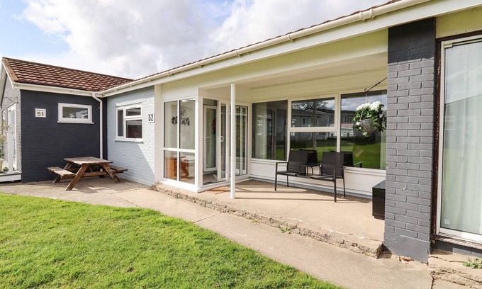 Oulton Broad Cottage | MARSH BUNGALOW, pet friendly, character holiday cottage in Lowestoft