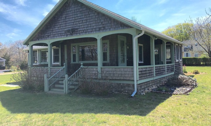 East Chop House | Martha's Vineyard Oak Bluffs East Chop Summer Vacation Rental Home 4 Bedroom