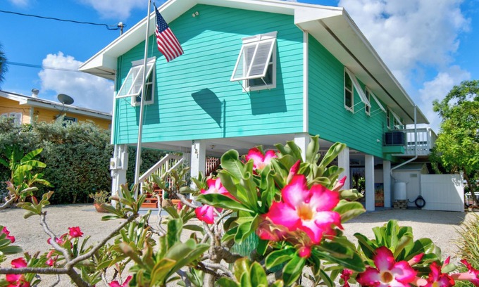 Marathon House | Martin's Bayside Bungalow: Waterfront Paradise Found! Spacious Marathon Home!