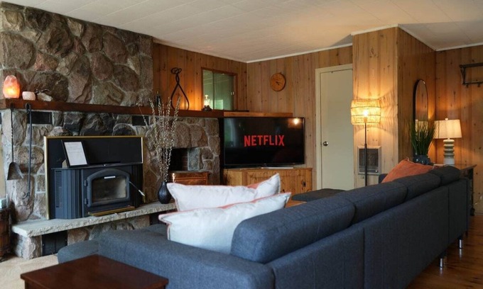 Port Sydney House | Mary Lake Sunset Lodge