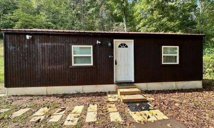 Woodbine Cabin | Mason Hollow Hideaway Cozy cabin with WiFi and AC in peaceful Whitley County KY