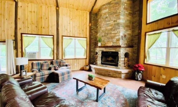 Dixon Cabin | MASSIVE 5 BED WATERFRONT COZY CABIN GETAWAY!