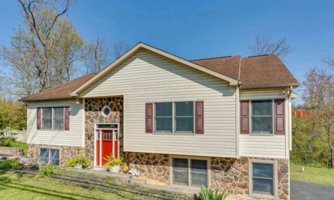 Harrisburg House | Massive 6 bedroom with Hot Tub!
