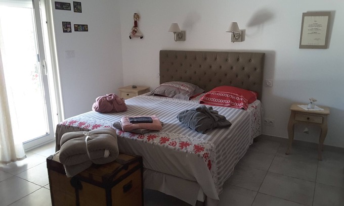 Saint-Maximin House | Master bedroom - swimming pool - quiet - 4km from Uzès B & B