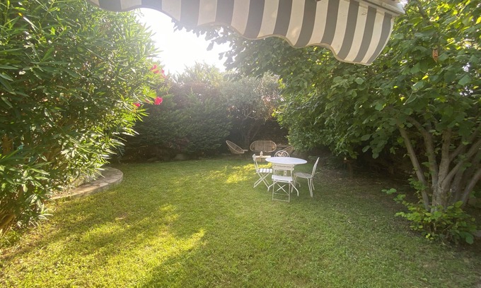 Boulbon Cottage | Mazet "A deux pas de la Montagnette", 4 persons with private garden