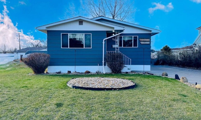 Miles City House | MC Headquarters AND Pets welcome