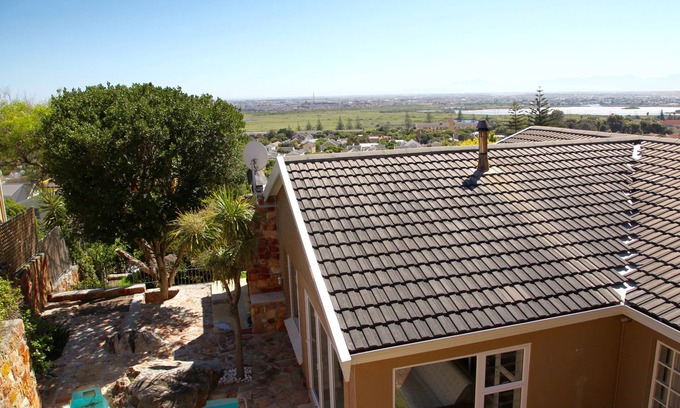 Muizenberg House | McCombe Getaway Home with spectacular 360 degree views!