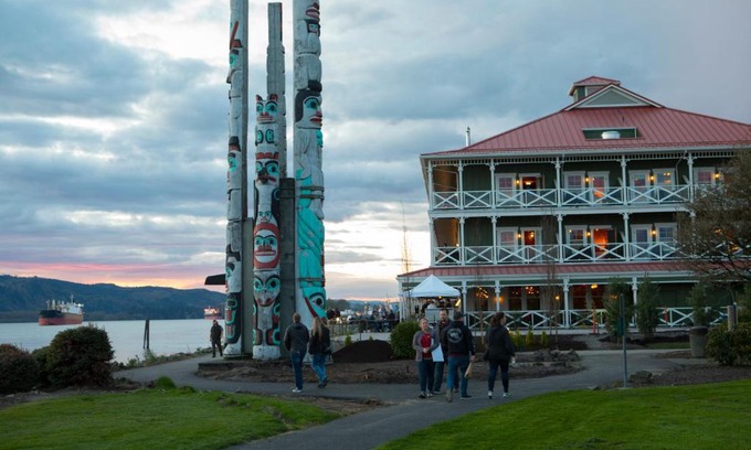 Carrolls Hotel | McMenamins Kalama Harbor Lodge