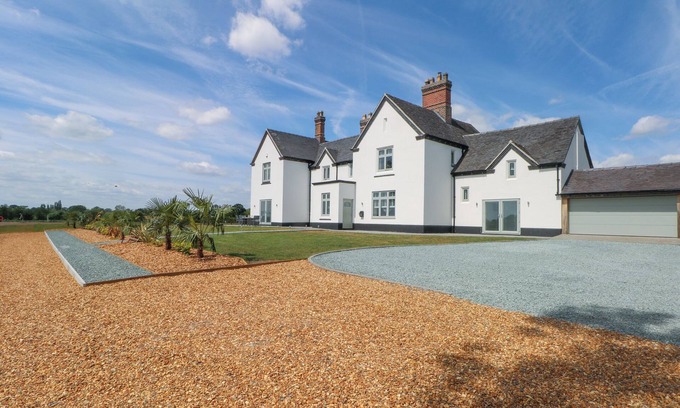 Whitchurch Cottage | MEADOW MANOR AND SPA, pet friendly, luxury holiday cottage in Wem