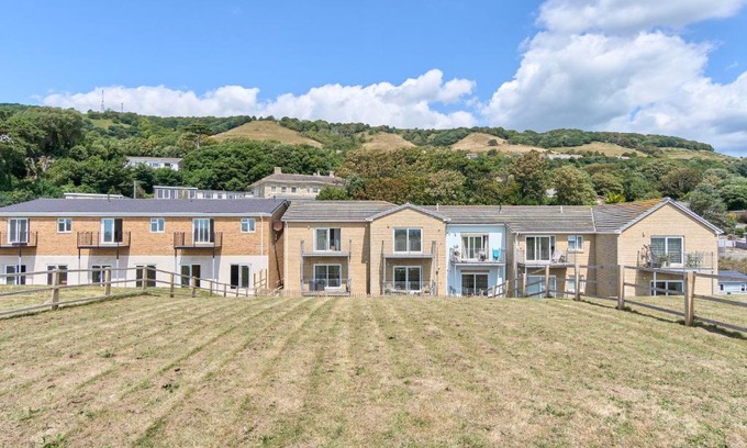 Ventnor Apartment | Meadow View - A Beautiful 3 Bed Apt With Stunning Countryside Views & Parking - Close To Ventnor, Shanklin & Sandown - 5 mins To Beach - Ideal For Friends, Families, & Business Stays - Dog Friendly
