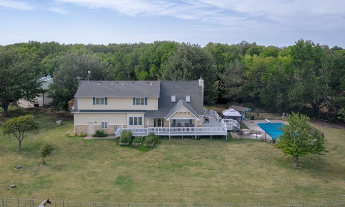 Greenwich House | Meadowlark Creek -Fishing, Pool, Nature by StayMeadowlark