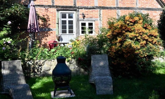 Dargun Apartment | Mecklenbü mit Teich, Kamin, Sauna und Hotpott