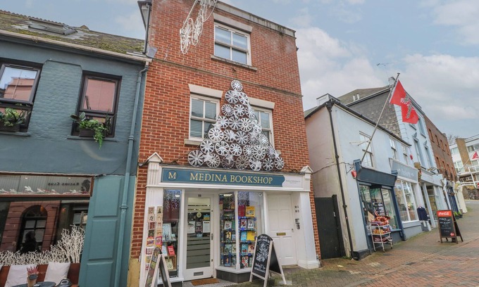 Netley Cottage | MEDINA BY THE SOLENT, pet friendly, country holiday cottage in Cowes