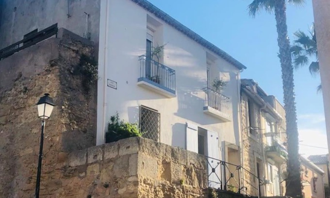 Meze Apartment | Mediterranean House in historic Mèze South France