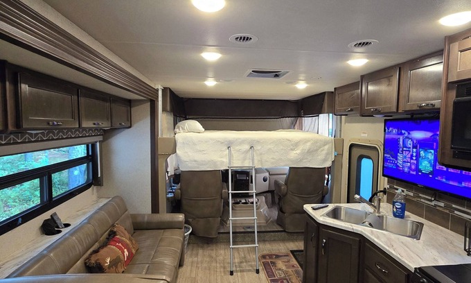 Chickamauga Lake House | MEGA'S home away from home is centrally located to many of East Tn attractions