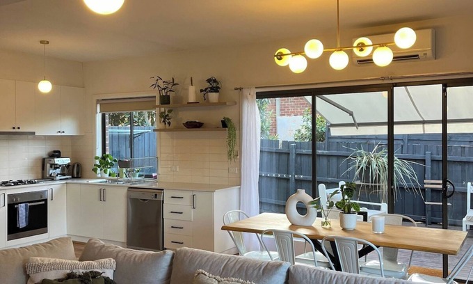 Oak Park House | Melbourne home, close to Airport & Train Station