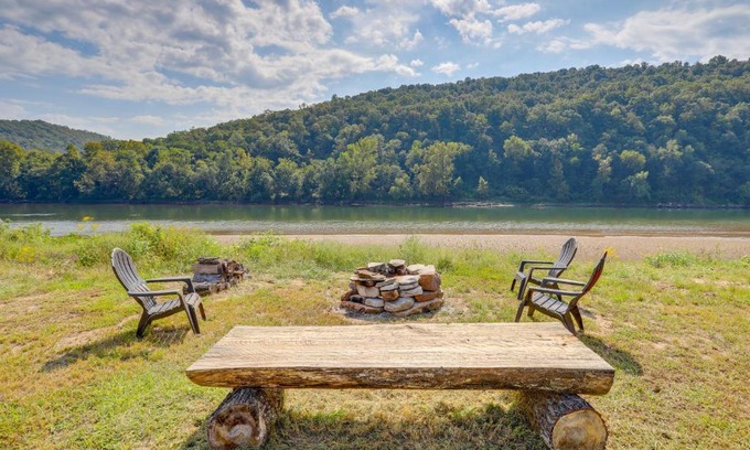 Boswell House | Melbourne Home with Fire Pit on the White River!