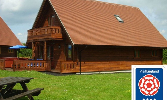 West Stour Ski Chalet | Melbury Chalet, a Scandinavian style chalet with own hot tub.