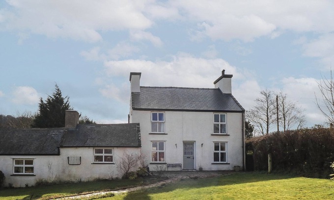 Dulas Cottage | MELIN RHOS FARM, pet friendly, country holiday cottage in Moelfre