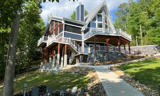 Big Creek House | Mem Day Avail, HUGE screened porch, 2story dock,kayaks, cornhole Deep water COVE