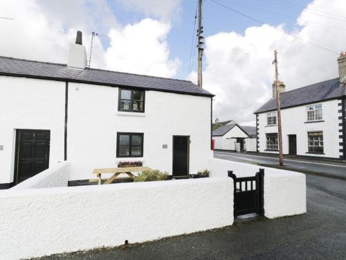 Brynsiencyn House | Menai Cottage