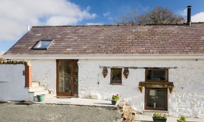 Llandovery House | Merlin Cottages: 4* High Barn, Games Room, Sleeps 4