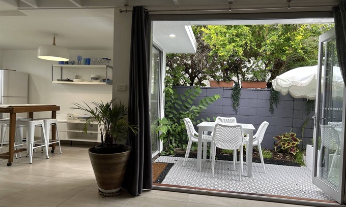 Mermaid Waters Villa | Mermaid Beach Pet-Friendly Cottage - walk to the beach, cafes, and woollies.