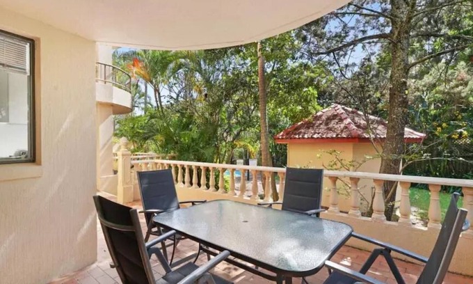 Mermaid Beach Apartment | Mermaid/Nobby Beach Walk to Beach & Restaurants