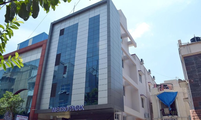 Vadapalani Hotel | Metro Park