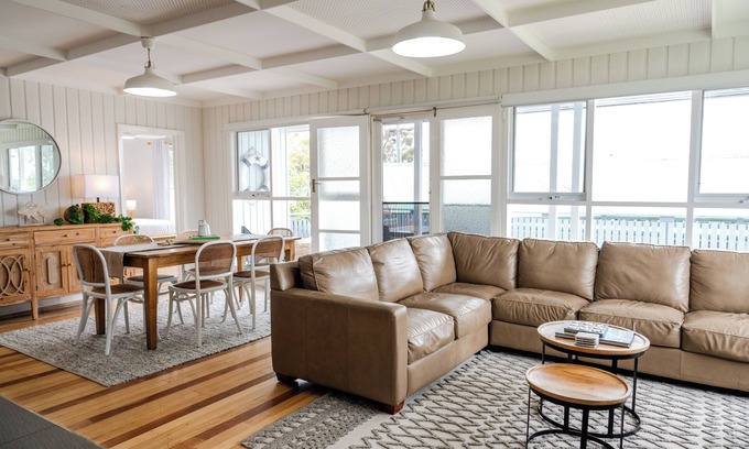 Metung House | Metung Holiday House | Family & Pet Friendly, Cosy Coastal downtown stay
