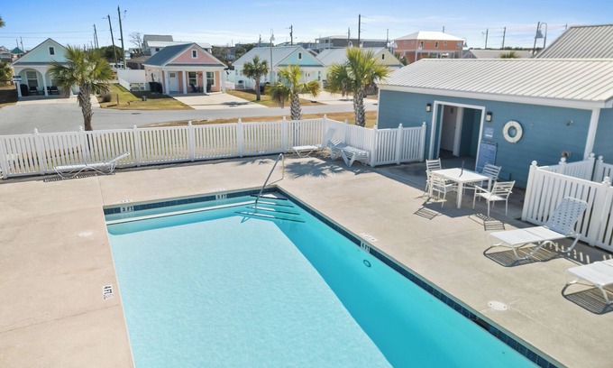 Mexico Beach Business Center Cottage | Mexico Beach | Cottage, Pool & Pet Friendly
