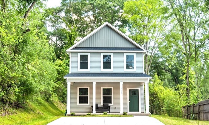 Mount Holly House | MH close to Charlotte airport, White Water Center