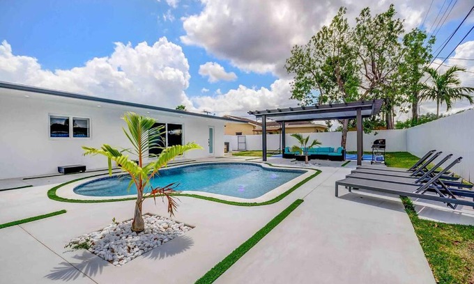 Ludlam House | Miami Bliss - Blue Lagoon Haven L18