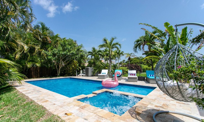 Dania Beach House | MIAMI/FORT LAUDERDALE ART VILLA with SALTWATER POOL & JACCUZI near BEACH