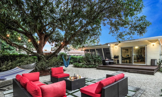 Biscayne Park House | Miami Tropical Oasis .Cozy & Sleek🏝