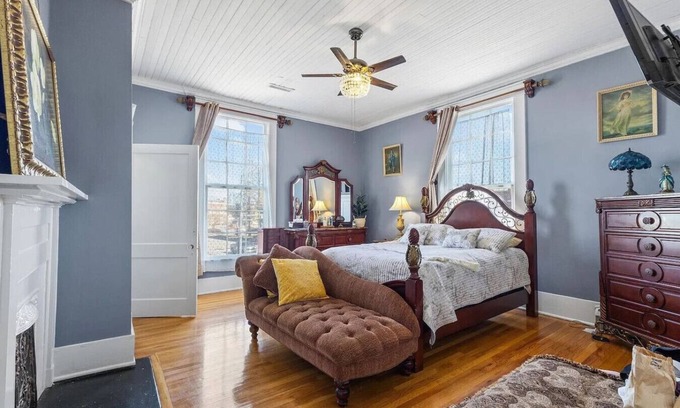 Anderson House | Michelle - Queen Bed