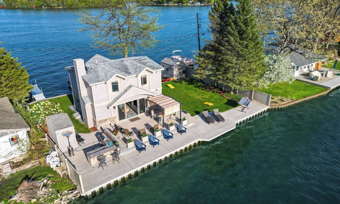 Argentine House | Michigan Island Lake House: Sunrise & Sunset Views